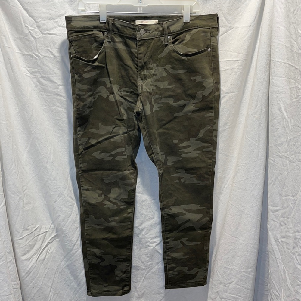 Levi’s camo Jeggings size 33